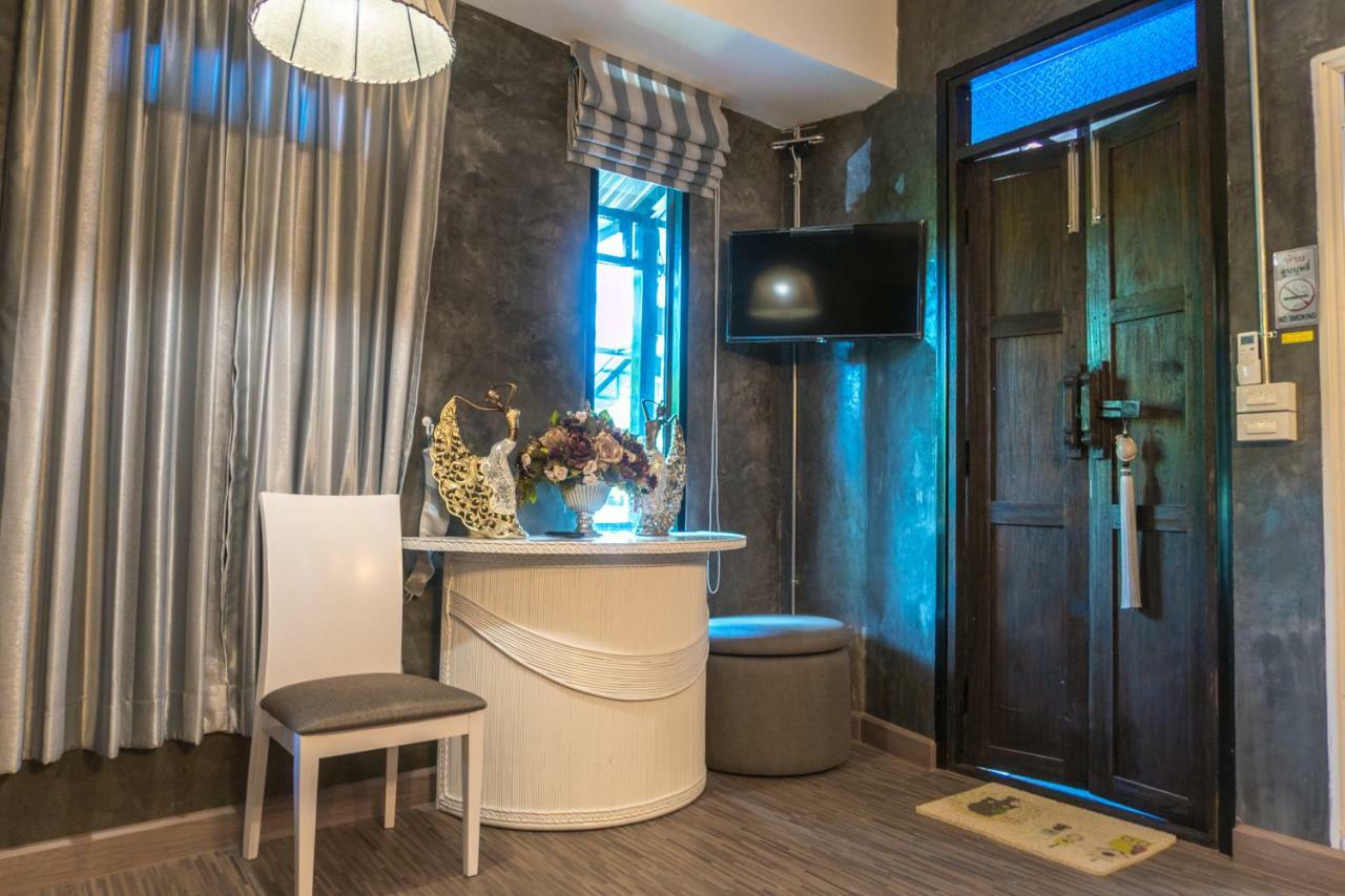 The Quarter Wutthakat Apartment Bangkok Bagian luar foto